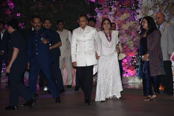 आकाश और श्लोका की सगाई के लिए मुकेश अंबानी के भाई अनिल अंबानी भी अपनी पत्नी टीना अंबानी के साथ पहुंचे. 