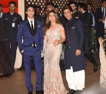 बेटे और पत्नी गौरी के साथ अंबानी के घर पार्टी में पहुंचे SRK, फोटो क्लिक कराने के लिए बेटे को मनाते दिखे