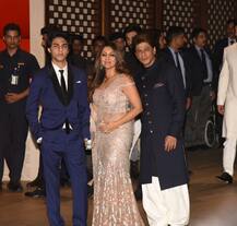 बेटे और पत्नी गौरी के साथ अंबानी के घर पार्टी में पहुंचे SRK, फोटो क्लिक कराने के लिए बेटे को मनाते दिखे