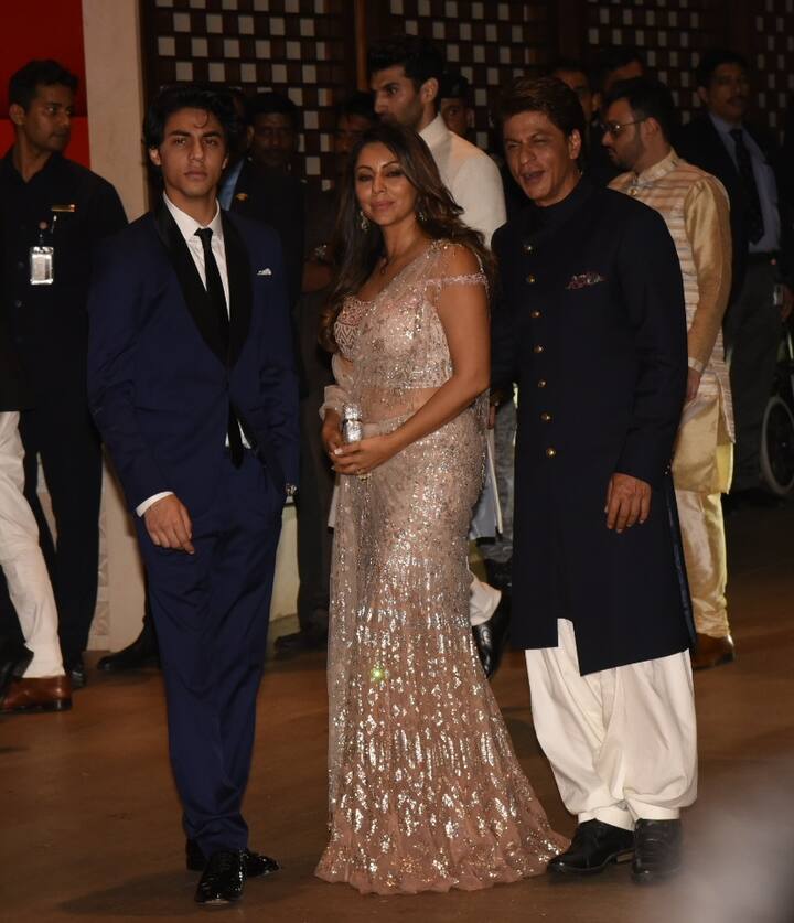 शाहरुख अपनी पत्नी और बड़े बेटे आर्यन खान के साथ इस पार्टी में शिरकत करने पहुंचे. (तस्वीर: मानव मंगलानी)