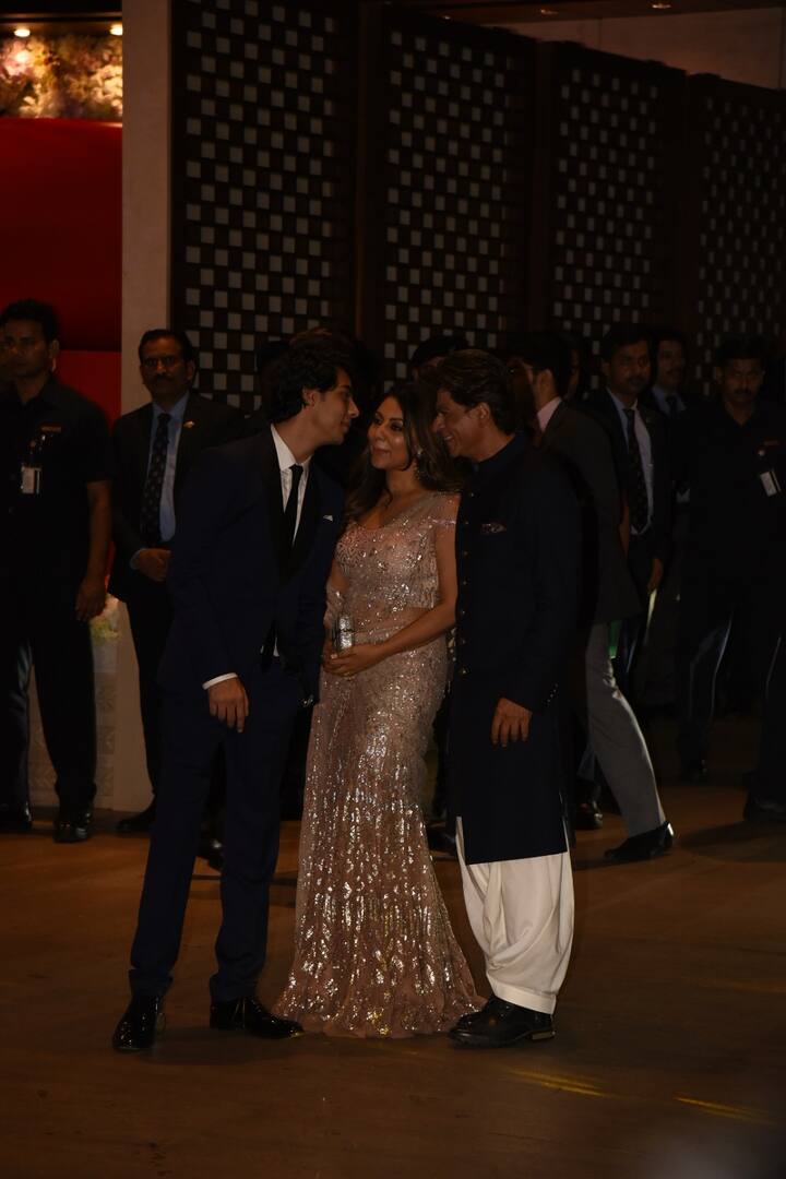 जहां शाहरुख और गौरी हमेशा की तरह कैमरों को फेस कर रहे थे वहीं आर्यन कुछ कतरा रहे थे. (तस्वीर: मानव मंगलानी)