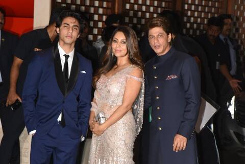 बेटे और पत्नी गौरी के साथ अंबानी के घर पार्टी में पहुंचे SRK, फोटो क्लिक कराने के लिए बेटे को मनाते दिखे बेटे और पत्नी गौरी के साथ अंबानी के घर पार्टी में पहुंचे SRK, फोटो क्लिक कराने के लिए बेटे को मनाते दिखे