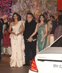 आकाश-श्लोका की सगाई में बेटी के साथ पहुंचीं श्वेता बच्चन, नव्या नवेली नंदा की हॉटनेस पर थम गईं निगाहें