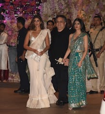 आकाश-श्लोका की सगाई में बेटी के साथ पहुंचीं श्वेता बच्चन, नव्या नवेली नंदा की हॉटनेस पर थम गईं निगाहें