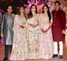 मुकेश अंबानी के बेटे की सगाई में अभिनेता से बिजनेसमैन तक सबने की शिरकत, देखें तस्वीरें