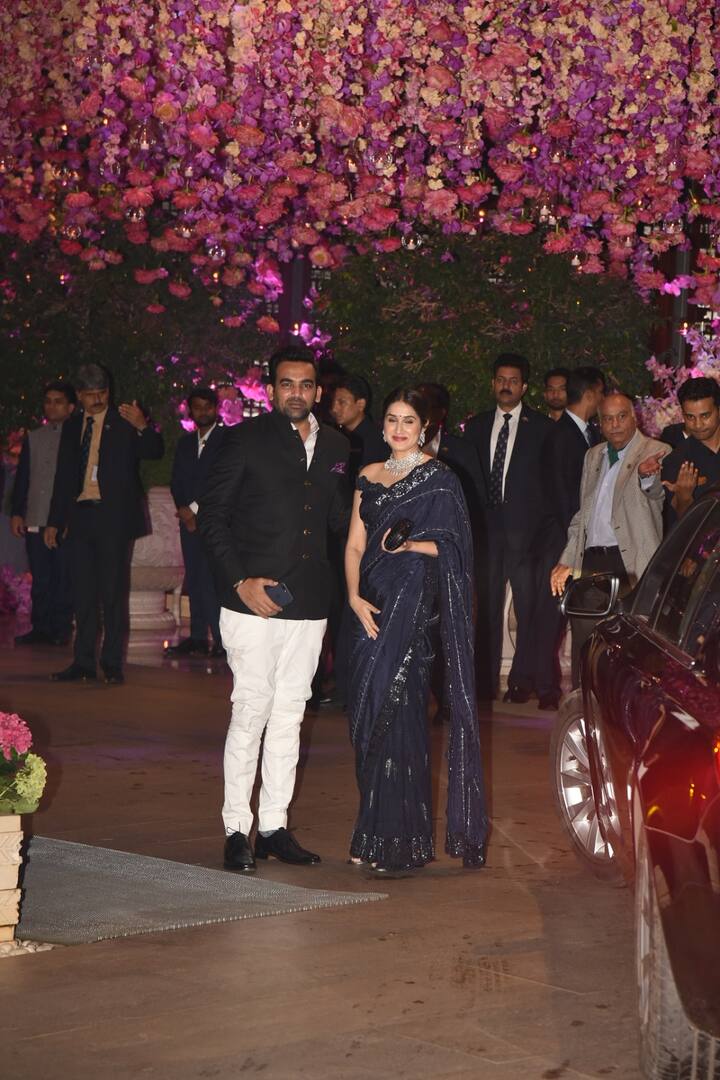 देश के सबसे अमीर शख्स मुकेश अंबानी ने कल बड़े बेटे आकाश अंबानी की श्लोका मेहता के साथ सगाई के लिए एक रॉयल पार्टी का आयोजन किया इस पार्टी में नेता, अभिनेता, बिजनेसमैन, क्रिकेटर्स से लेकर बॉलीवुड हस्तियों ने शिरकत की. आगे की स्लाइड्स में  देखिए क्रिकेटर जहीर खान और हरभजन सिंह की स्टार वाइफ्स की खूबसूरत तस्वीरें. (तस्वीर: मानव मंगलानी) 