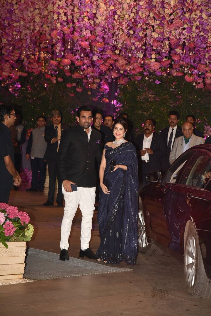 इस दौरान सागरिका ने पैपराजी को जहीर खान के साथ जमकर पोज दिए. (तस्वीर: मानव मंगलानी) 