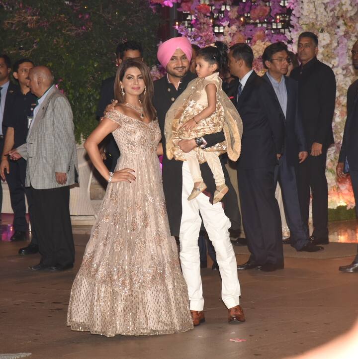 जहीर और सागरिका के साथ-साथ इस इंगेजमेंट पार्टी में क्रिकेटर हरभजन सिंह भी अपनी पत्नी गीता बसरा के साथ पहुंचे. (तस्वीर: मानव मंगलानी) 