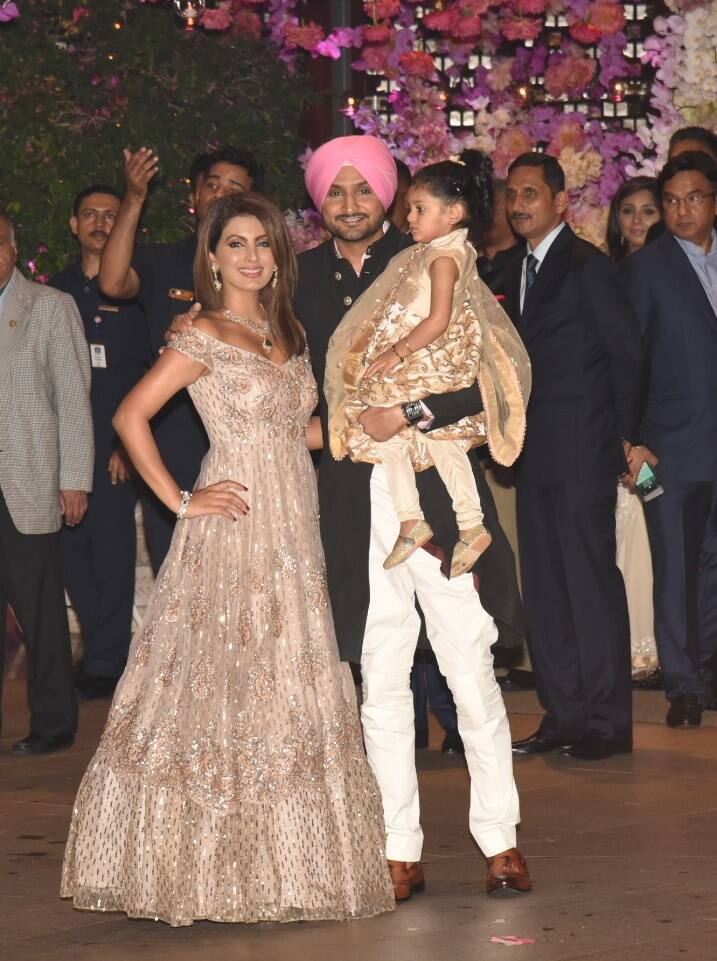 इस दौरान हरभजन गोद में बेटी हिनाया को थामे दिखाई दिए. (तस्वीर: मानव मंगलानी) 