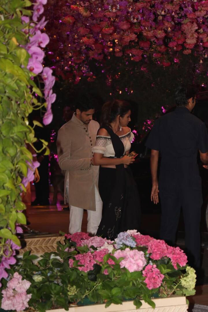 ऐसे में अभिनेता सिद्धार्थ मल्होत्रा ने उन्हें परेशान देख उनकी मदद की. (तस्वीर: मानव मंगलानी)
