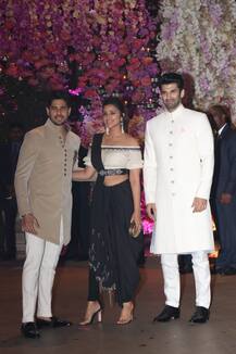 अंबानी की पार्टी में ड्रेस से परेशान हो गईं परिणीति चोपड़ा, सिद्धार्थ मल्होत्रा ने यूं की मदद