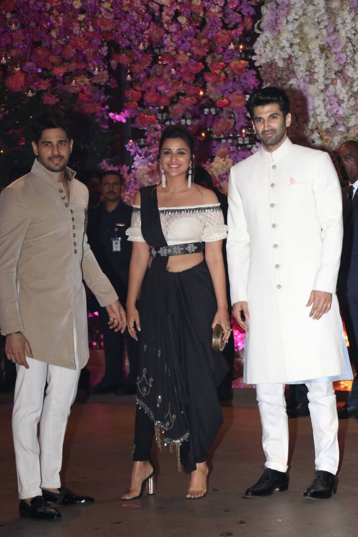 देश के सबसे अमीर शख्स मुकेश अंबानी ने कल बड़े बेटे आकाश अंबानी की श्लोका मेहता के साथ हुई सगाई में बॉलीवुड के कई सितारों ने एक से एक अलग अंदाज में शिरकत की. अभिनेत्री परिणीति चोपड़ा अपने दोस्त सिद्धार्थ मल्होत्रा और सिद्धार्थ रॉय कपूर के साथ पहुंचीं. (तस्वीर: मानव मंगलानी)
