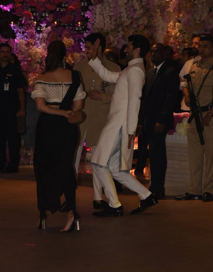 हालांकि इस दौरान वो अपनी ड्रेस से काफी परेशान दिखाई दे रही थी. (तस्वीर: मानव मंगलानी)