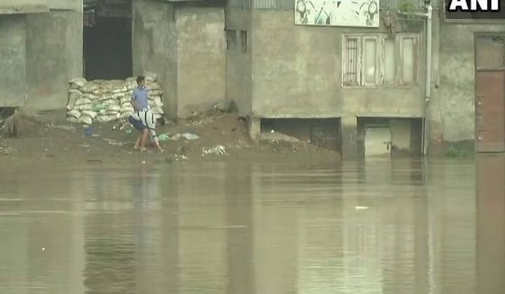  साथ ही प्रशासन ने निचले इलाकों और पर्वतीय धाराओं से सटे इलाके में रहने वाले लोगों को सतर्क रहने और जल स्रोतों के समीप नहीं जाने को कहा गया है. (तस्वीर: एएनआई)