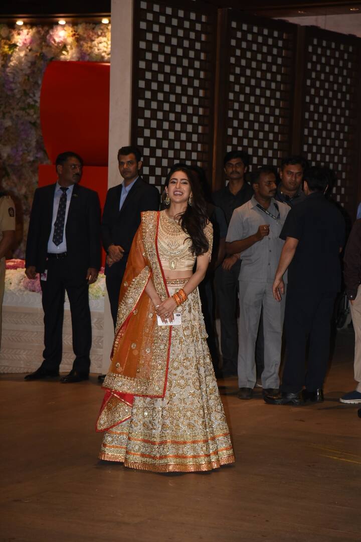 बिजनेसमैन मुकेश अंबानी के बेटे आकाश अंबानी की सगाई में सिनेमा जगत की कई हस्तियों ने शिरकत की. इस दौरान सबसे ज्यादा जलवे स्टार डॉटर्स ने बिखेरे. आगे की स्लाइड्स में देखिए इनकी कुछ खूबसूरत तस्वीरें. (तस्वीर: मानव मंगलानी)