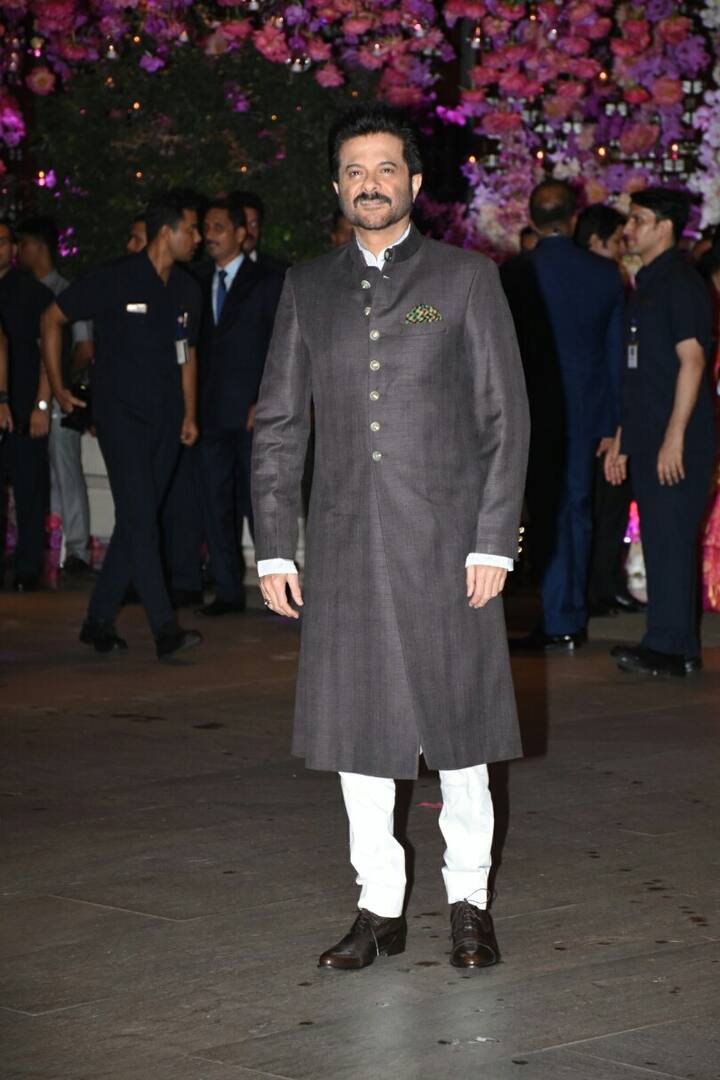 हाल ही में फिल्म 'रेस 3' में नजर आए अभिनेता अनिल कपूर भी मुकेश अंबानी के घर पहुचें. (तस्वीर: मानव मंगलानी)