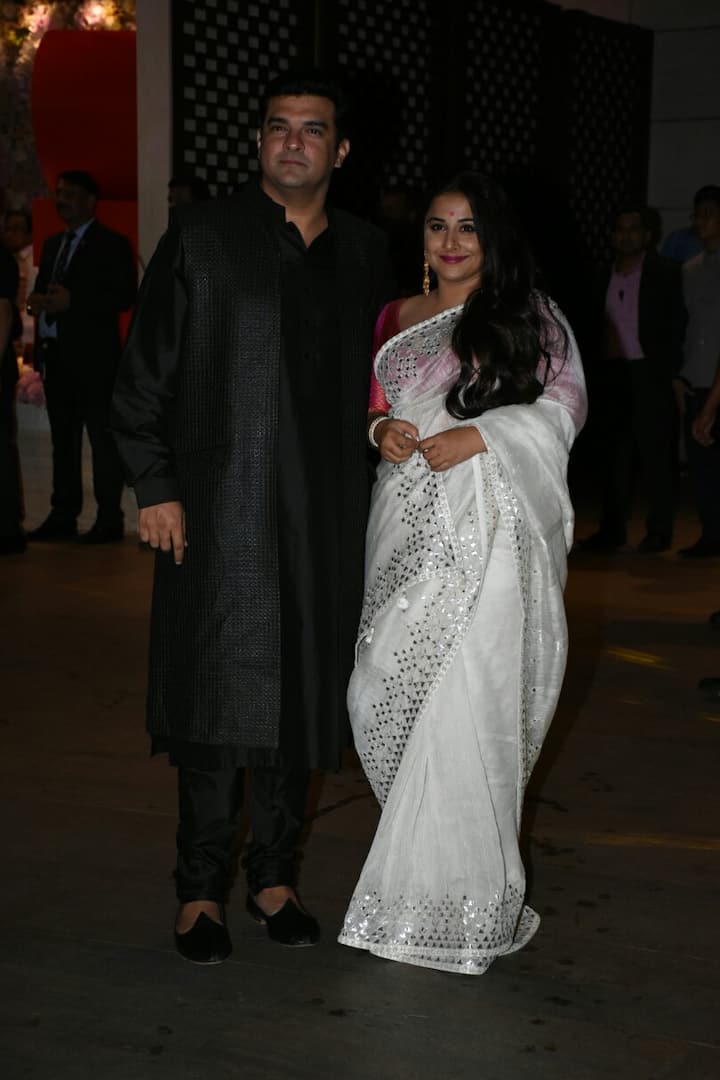 पति सिद्धार्थ रॉय कपूर के साथ विद्या बालन भी इस दौरान सफेद साड़ी में बेहद खूबसूरत नजर आ रही थीं. (तस्वीर: मानव मंगलानी)