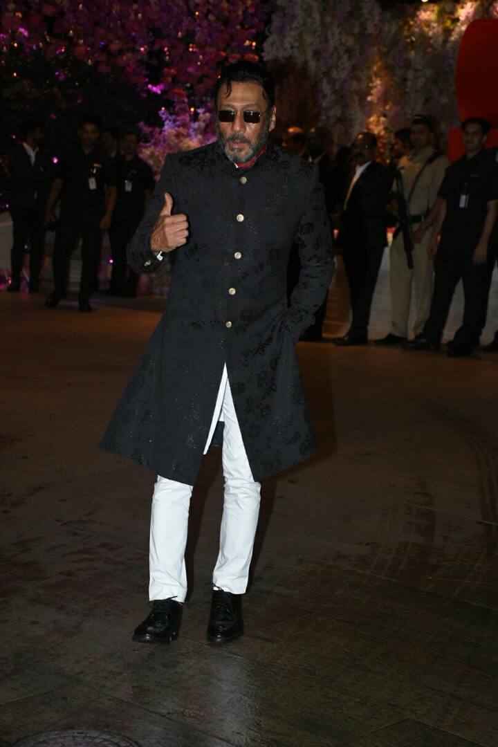 अभिनेता जैकी श्रॉफ भी इस दौरान अंबानी के घर पहुंचें. (तस्वीर: मानव मंगलानी)
