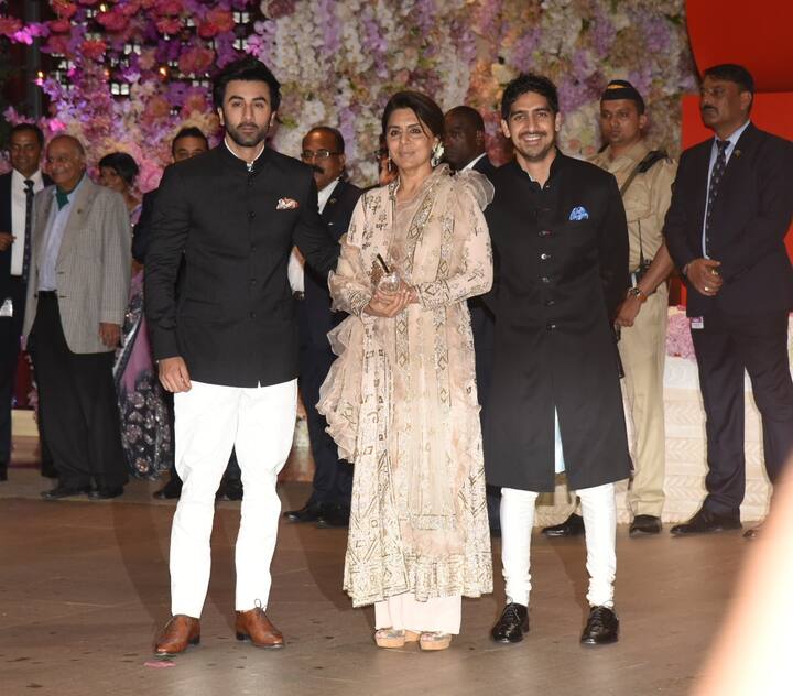 अभिनेता रणबीर कपूर ने अपनी मां नीतू सिंह कपूर और फिल्म निमार्ता और दोस्त अयान मुखर्जी के साथ स्टाइलिश अंदाज में शिरकत की. (तस्वीर: मानव मंगलानी)