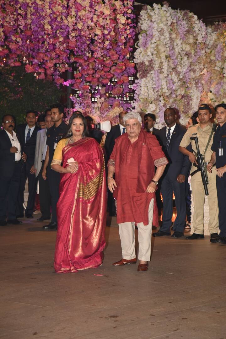 शबाना आजमी पति जावेद के साथ आकाश और श्लोका की सगाई में शिरकत करने पहुंचीं. (तस्वीर: मानव मंगलानी)