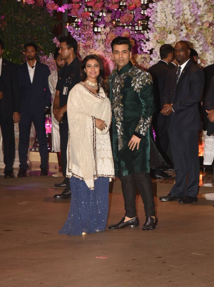 काजोल अपने फिल्म निर्माता दोस्त करण जौहर के साथ पहुंची. (तस्वीर: मानव मंगलानी)