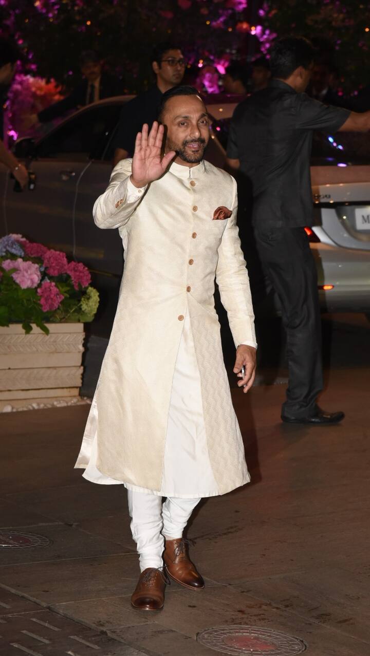 इस दौरान राहुल बोस भी ट्रेडिशनल लुक में नजर आए. (तस्वीर: मानव मंगलानी)
