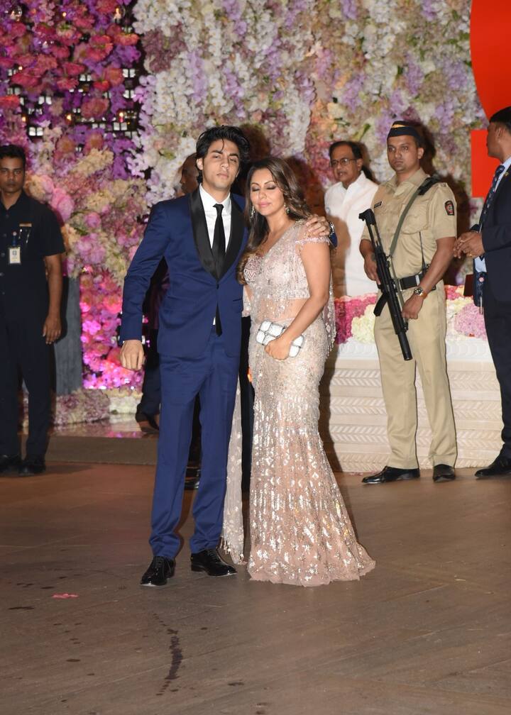 शाहरुख खान के बड़े बेटे आर्यन खान अपनी मां गौरी खान के साथ समारोह में पहुंचे. (तस्वीर: मानव मंगलानी)