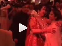 आकाश की सगाई पार्टी में इमोशनल होकर मुकेश-नीता ने लगाया बेटी को गले, VIDEO