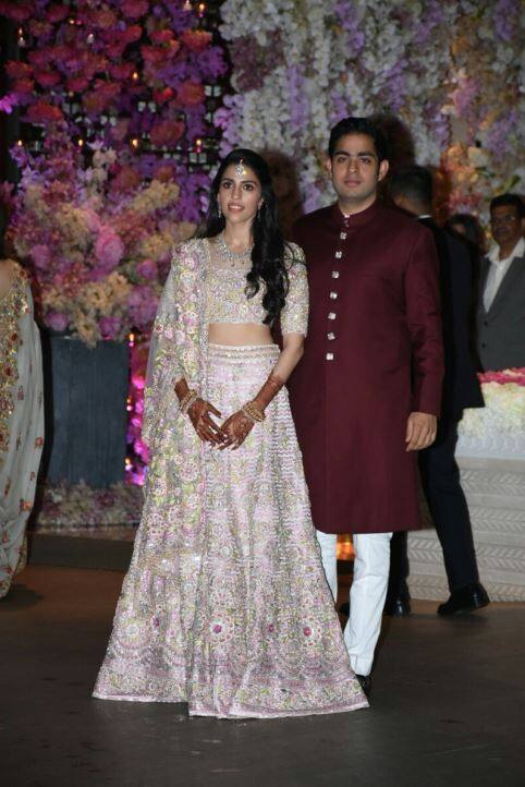 रिलायंस इंडस्ट्रीज के मालिक और देश के सबसे अमीर घराने अंबानी परिवार के बेटे आकाश की सगाई पर ग्रैंड पार्टी का सिलसिला जारी है. शनिवार को मुंबई में इस पार्टी में बॉलीवुड की हस्तियों से लेकर कई राजनीतिक दिग्गजों ने अपनी मौजूदगी दर्ज करवाईं. (तस्वीर- मानव मंगलानी)