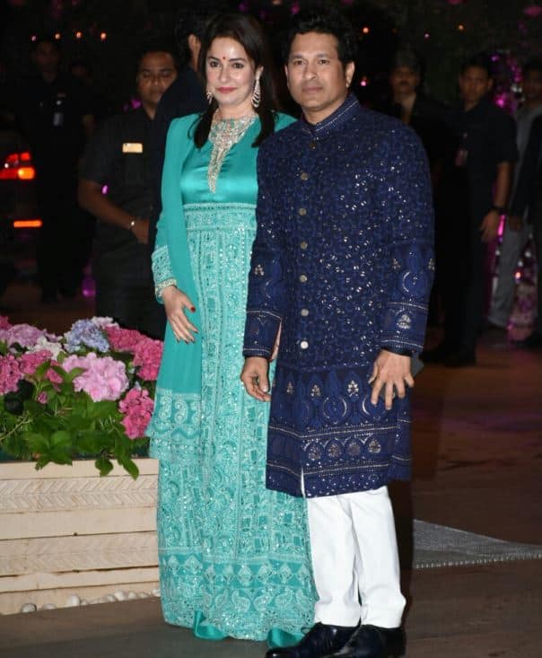 बॉलीवुड की हस्तियों के साथ पूर्व क्रिकेटर सचिन तेंदुलकर भी अपनी पत्नी अंजलि के साथ नजर आए. (तस्वीर- मानव मंगलानी)