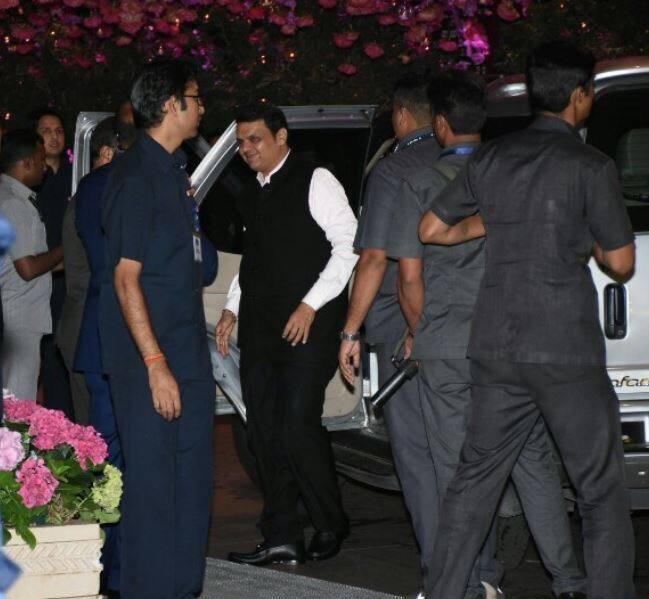 वहीं बीजेपी नेता और महाराष्ट्र के मुख्यमंत्री देवेंद्र फडणवीस भी अंबानी परिवार के लिए खास मेहमान बन कर आए. (तस्वीर- मानव मंगलानी)