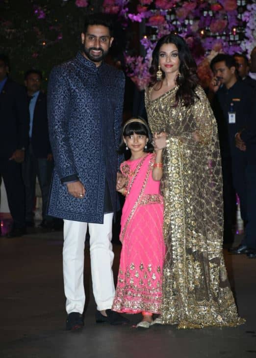  आकाश अंबानी की सगाई की पार्टी में बच्चन परिवार की ओर से अमिताभ बच्चन के बेटे अभिषेक बच्चन अपनी पत्नी एश्वर्या राय बच्चन और बेटी अराध्या बच्चन के साथ नजर आए. (तस्वीर- मानव मंगलानी)