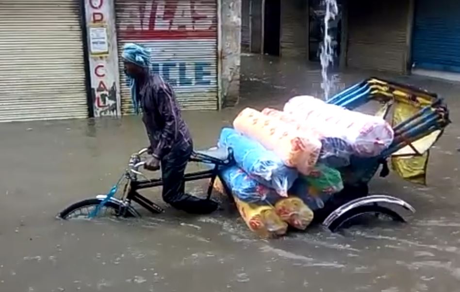 सीएम योगी की चेतावनी बेअसर, बारिश में डूबे गोरखपुर में कां‍ग्रेसियों ने सड़क पर मछली पकड़ जताया विरोध