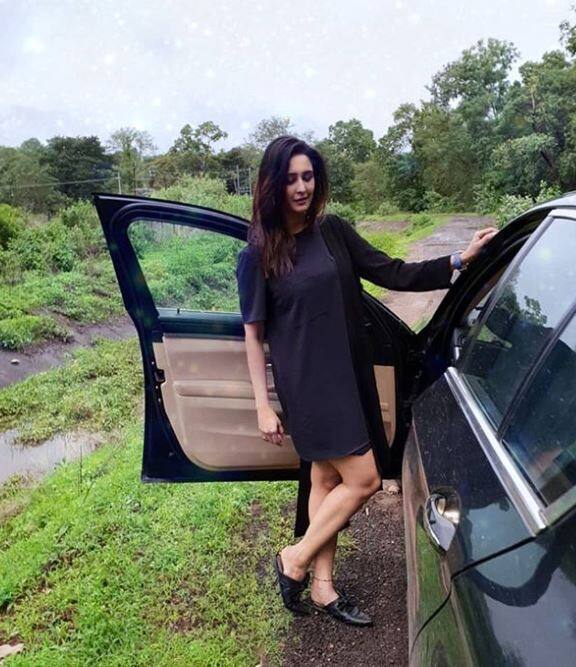 चाहत खन्ना- फेमस टीवी सीरियल 'बड़े अच्छे लगते हैं' की एक्ट्रेस चाहत खन्ना ने हाल ही में करियर को ब्रेक देते हुए परिवारिक जीवन जीना शुरू किया है. बता दें कि शादी के बाद उनकी दो बेटी हैं. जिसके कारण उन्होंने एक्टिंग छोड़ने का फैसला लिया है. (तस्वीर-इंस्टाग्राम) 