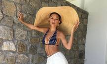 हॉलीवुड एक्ट्रेस एमिली की इन टॉपलेस अदाओं से फैंस का दिल हो रहा है बाग-बाग, देखें तस्वीरें