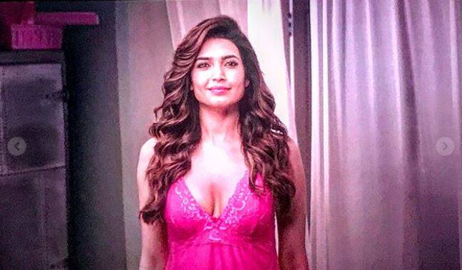 करिश्मा फिल्म संजू में पिंग कलर के नाइटी में नजर आई थीं. इस गेटपअ में उनका लुक बहुत ही बोल्ड नजर आ रहा था.