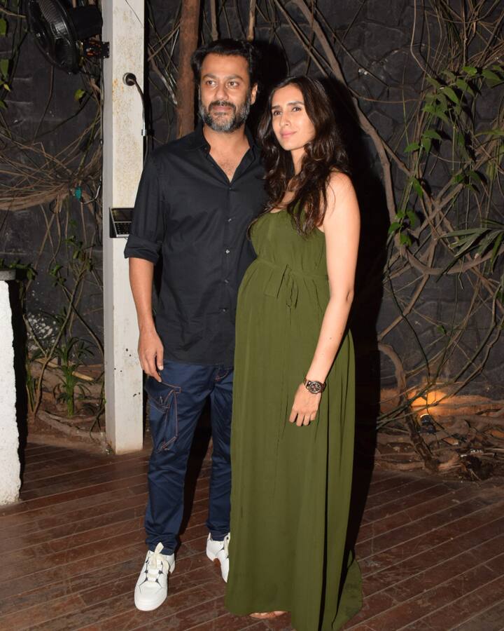 इस मौके पर फिल्म के डायरेक्टर वाइफ के साथ दिखे.  (Photo: Manav Mangalani)