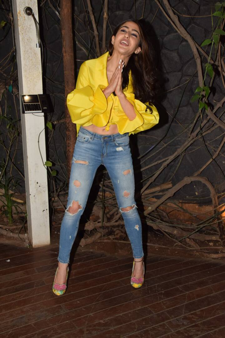 येलो क्रॉप टॉप में सारा अली खान बहुत खूबसूरत नज़र आ रही थीं. (Photo: Manav Mangalani)