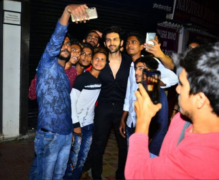 कार्तिक जाते वक्त फैन्स के साथ सेल्फी लेते दिखाई दिए. (तस्वीर: मानव मंगलानी)