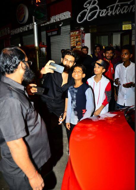 इसके साथ ही उन्होंने एक बच्चे के साथ भी सेल्फी खिंचवाई. (तस्वीर: मानव मंगलानी)