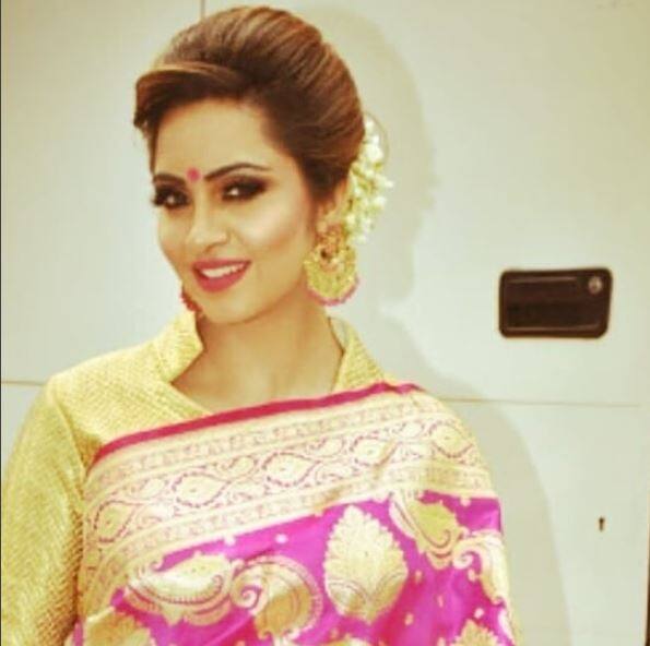 उस दौरान अर्शी को गुलाबी रंग की बनारसी साड़ी में देखा गया था. (तस्वीर: इंस्टाग्राम)