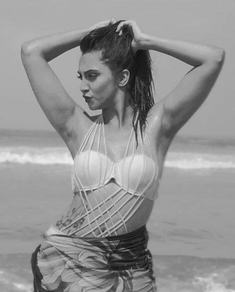 टीवी रियलिटी शो 'बिग बॉस 11' की एक्स कंटेस्टेंट अर्शी खान ने हाल में बिकिनी में फोटोशूट कराया है. इस फोटोशूट में वो पहले से काफी अलग दिख रही हैं. (तस्वीर: इंस्टाग्राम)