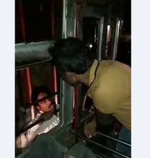 3 किलोमीटर तक हैंडल पकड़े लटकता रहा युवक, कंडक्टर ने नहीं खोला दरवाजा