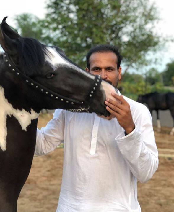 यूसुफ अक्सर अपने घोड़े के साथ बात करने की कोशिश भी करते दिखते हैं. (तस्वीर-इंस्टाग्राम)