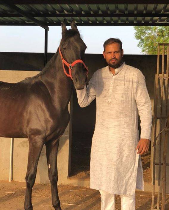  बता दें कि इससे पहले भी यूसुफ ने घोड़े के साथ एक तस्वीर शेयर की थी और कैप्शन में लिखा था, 'दोस्त-दोस्त' (तस्वीर-इंस्टाग्राम)