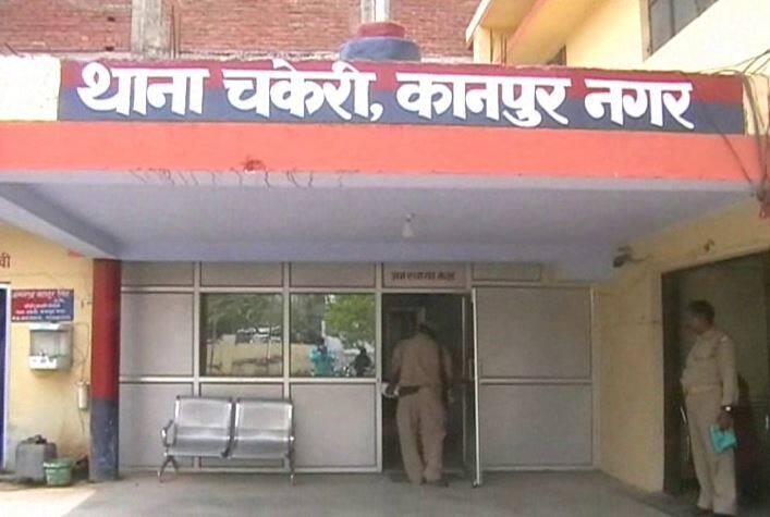कानपुर पुलिस ने दो दोमुंहे सांपों के साथ दो तस्करों को गिरफ्तार किया है. इन सापों का इस्तेमाल यौन क्षमता बढ़ाने संबंधी दवाइयों में होना था. इन्हें राजस्थान से लाया गया था और आगरा ले जाया जा रहा था.