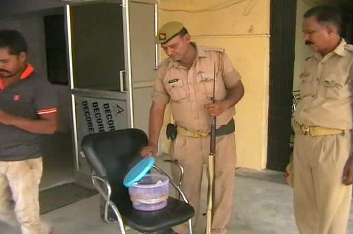 आपको बता दें कि सांपों की यह प्रजाति विलुप्त होने की कगार पर है और इनको मारना प्रतिबंधित है. इन सांपों की कीमत लगभग 20 लाख रुपये आंकी गयी है. पकडे गए तस्करों में एक बीटेक का छात्र है. दोनों तस्करों से पुलिस पूछताछ कर रही है.