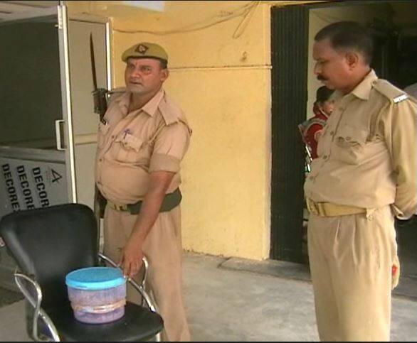 पुलिस ने जब दोनों तस्करों से पूछताछ की तो पता चला कि इनका उपयोग सेक्स संबंधी दवाओं में किया जाता है. यह सांप बड़ी ही मुश्किल से जंगलों में मिलते हैं. इनकी कीमत इनके वजन के हिसाब से तय की जाती है.