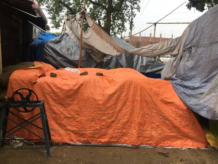 पीआईएल में कहा गया था कि सरकारी अमले की लापरवाही से हर साल लाखों टन अनाज इसी तरह बारिश के पानी में भीगकर सड़ जाता है. इससे गरीबों को कम कीमत पर अनाज मुहैया कराने की योजना पर ज़बरदस्त असर पड़ता है और अरबों रूपये के राजस्व का नुकसान होता है.