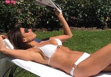 Photos: ये ब्रिटिश एक्ट्रेस खुद करती हैं अपनी बिकिनी डिजाइन